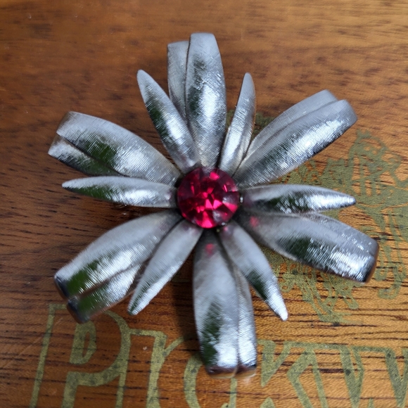 Vintage Silver Tone Daisy with Red Rhinestone Centre Brooch - Picture 7 of 9